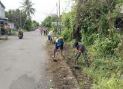 Sinergi Babinsa–Warga Pandawan, Drainase Desa Dibersihkan Secara Gotong Royong