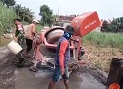 Babinsa Sawahan Ajak Warga Desa Kajang Percepat Pengecoran Jalan Demi Kelancaran Akses