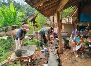 Babinsa Randualas Turun Tangan Bantu Perbaikan Rumah Warga