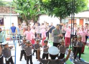 Cerianya Anak TK Kemala Bhayangkari 56 Ngawi Bercanda Bersama Polisi