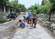 Babinsa Rejosari Ajak Warga Gotong Royong Pasang Paving Jalan Lingkungan.