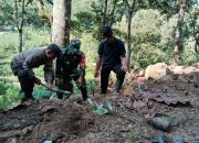 Teguhkan Komitmen Jaga Lingkungan, Babinsa Kare Ajak Warga Tanam Pohon