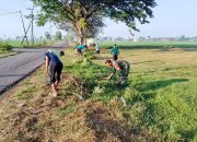 Babinsa Koramil 0803-10/Pilangkenceng Bersama Warga Gotong Royong Bersihkan Jalan Desa