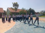 Babinsa Banjarsari Bekali Peserta LDK OSIS SMPN 1 Nglames dengan Materi PBB