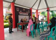 Pastikan Berjalan Tertib, Babinsa Tungkulrejo Dampingi Penyaluran BLTS Kesra di Pendopo Padas