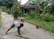 Babinsa Klorogan Bersama Warga Gotong Royong Perbaiki Jalan Desa