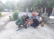 Jaga Lingkungan Sehat, Babinsa Kodim Ponorogo Bantu Warga Penyemprotan Fogging