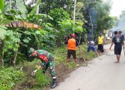 Kerja Bakti, Babinsa Kodim Ponorogo Bersama Warga Pembersihan Jalan Desa