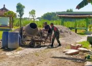 Babinsa Ngampel Bersama Warga Kerja Bakti Perbaiki Jalan