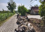 Dukung Pembangunan di Desa Binaan, Babinsa Bantu Warga Kerja Bakti Bangun Drainase