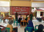 Babinsa Koramil 15/Pangkur Amankan Penyaluran BLT Kesra di Pendopo Kecamatan Pangkur