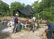 Babinsa Koramil Mantingan Ajak Warga Peduli Lingkungan Lewat Kerja Bakti Pembangunan Mushola