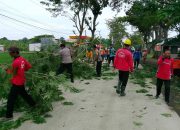 Polisi Ngawi Amankan Pemangkasan Pohon Rawan Bahaya di Kwadungan