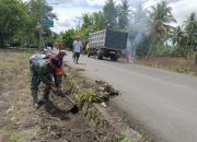 Babinsa Koramil Pandawan Bersama Warga Bersihkan Drainase Antisipasi Banjir