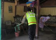 Polisi Ngawi Bantu Bersihkan Rumah Warga Terdampak Banjir di Pitu