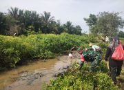 Sinergi Babinsa dan Warga Tembok Bahalang Bersihkan Sungai