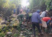 Babinsa Desa Cepoko Ngawi Bersama Warga Gotong Royong Normalisasi Jalan Penghubung Jembatan Mendiro