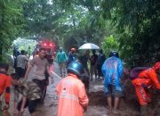 Gercep! Polres Ngawi dan Stakeholder Terkait, Evakuasi Longsor di Jalan Raya Ngrambe