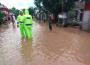 Babinsa Koramil Kedunggalar Gerak Cepat Evakuasi Warga Terdampak Banjir Luapan Sungai Winong