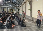 Jaga Kondusifitas Wilayah, Babinsa Koramil 08/Jogorogo Bersama Polsek Amankan Tes Fisik PSHT