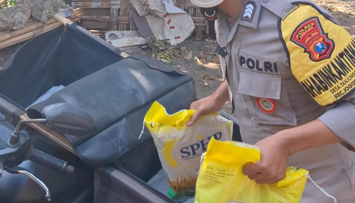 Mas Bhabin Ngawi COD Beras SPHP ke Rumah Warga di Jogorogo