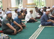 Dandim 1002/HST Bersama Prajurit Berbaur dengan Masyarakat Saat Sholat Jum’at