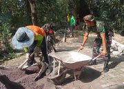 Babinsa Koramil Bringin Bersama Warga Gotong Royong Bangun Jalan Antar Dusun