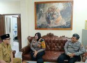 KAPOLSEK MEGAMENDUNG SAMBANG DENGAN KEPALA DESA GADOG DI KANTOR DESA GADOG