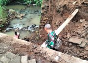 Jembatan Ambrol di Ngrambe Akibat Hujan Deras, Babinsa Serka Agung Turun Langsung ke Lokasi