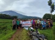 Tingkatkan Hasil Panen, Babinsa Koramil Jogorogo Dampingi Gerakan Pengendalian OPT