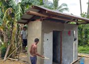 Kolaborasi TNI dan Warga, Pembangunan MCK TMMD 127 di Distrik Kaimana Makin Dikebut