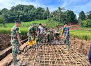Semangat Gotong Royong, Satgas TMMD ke-127 Kodim 0617/Majalengka Buat Gedeg Perkuat Tanah Bekas Sawah