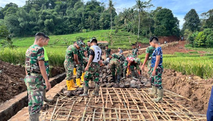 Semangat Gotong Royong, Satgas TMMD ke-127 Kodim 0617/Majalengka Buat Gedeg Perkuat Tanah Bekas Sawah