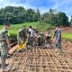 Semangat Gotong Royong, Satgas TMMD ke-127 Kodim 0617/Majalengka Buat Gedeg Perkuat Tanah Bekas Sawah