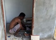 TMMD Ke-127 Kodim 1804/Kaimana: Lanjut Pemasangan Tegel 2 Unit MCK di Kampung Sisir Capai 65 Persen