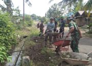 Babinsa Hadir di Tengah Masyarakat, Gotong Royong Bersihkan Lingkungan Desa Mangunang Seberang