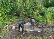TMMD Ke-127 Pasang Dinding Batu Sumur Air Bersih di Kampung Sisir