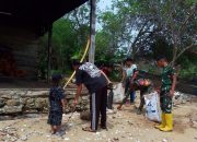 TMMD Ke-127 Kodim 1804/Kaimana Bersama TNI AL dan Warga Bersihkan Pantai Kampung Sisir