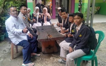 Bhabinkamtibmas Polsek Parung Polres Bogor Menjalin Kedekatan Dengan Masyarakat Desa Binaan