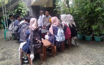 Bhabinkamtibmas Polsek Parung Polres Bogor Menjalin Kedekatan Dengan Masyarakat Desa Binaan