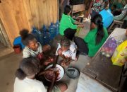 Persit Kodim 1804/Kaimana Bantu Siapkan Santap Siang TMMD ke-127, Warga Kampung Sisir Antusias Ikut Membantu
