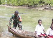 Kepedulian TMMD Ke-127 Kodim 1804/Kaimana Antar Anak Kampung Marsi ke Sekolah Lewat Jalur Laut