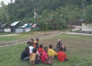 Hangatnya Kebersamaan Satgas TMMD 127 Kodim 1804/Kaimana, Babinsa Tanamkan Wawasan Kebangsaan kepada Anak-anak Kampung Marsi