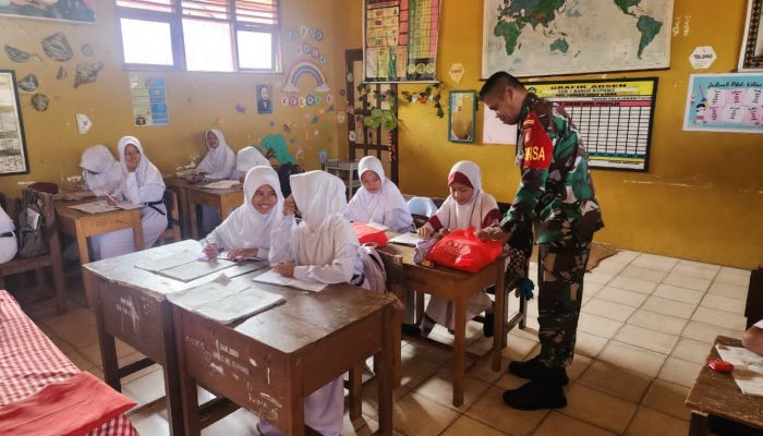 Babinsa Kodim 1002/HST Dampingi Pendistribusian Program Makan Bergizi Gratis Selama Ramadan