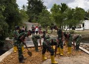 TMMD Ke-127 Kodim 1804/Kaimana Laksanakan Perataan Ujung Jembatan Kampung Marsi Dikebut