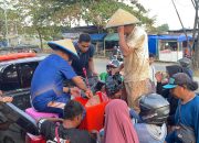 Semarak Ramadhan di Sorong: Wakapolda Papua Barat Daya Turun ke Jalan Berbagi Takjil Ikan Lele dan Mujair kepada Ribuan Warga