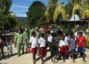 Dandim 1804/Kaimana dan Ketua Persit Tinjau Lokasi TMMD ke-127 di Kampung Sisir, Disambut Antusias Anak-Anak Sekolah