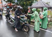 TNI dan Persit Barabai Berbagi Takjil untuk Warga yang Melintas