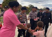 Ramadhan Barokah, Polres Maybrat Bersama Bhayangkari Berbagi Takjil Kepada Masyarakat