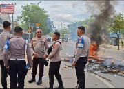 Sempat Lumpuh Berjam-jam, Aksi Bakar Ban di Kilometer 12 Sorong Berakhir Setelah Wakapolda Temui Keluarga Korban